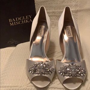 Badgley Mischka White Satin Pump Size 10